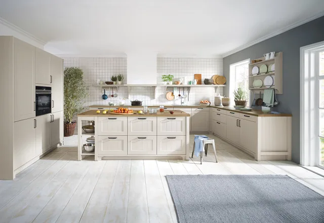 1 Svetla Schüller Canto kuhinja u bež boji ("satin lak"), koja pokazuje tradicionalni "Shaker" stil sa "žleb i pero" panelima i drvenom radnom pločom.