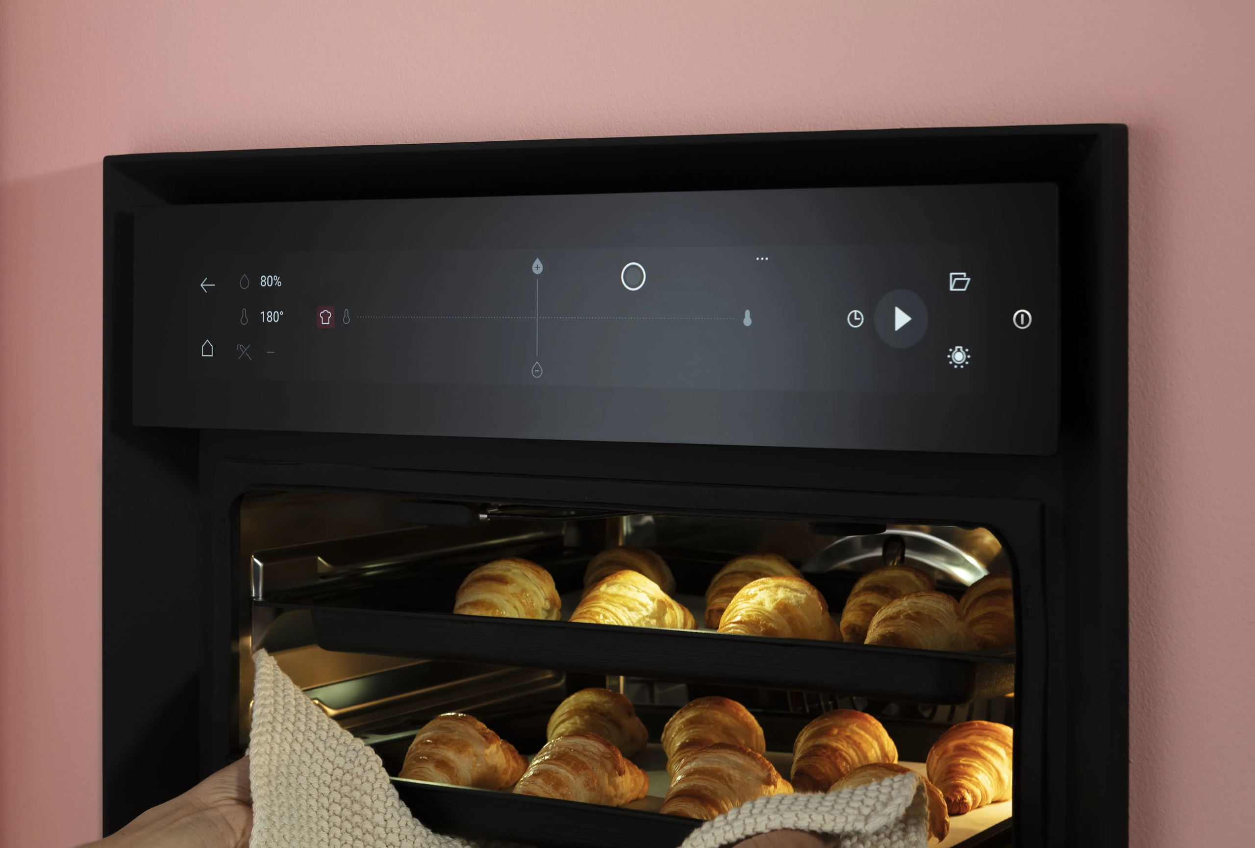 10 BORA X BO rerna tokom pečenja kroasana – ravnomerna distribucija pare i vrućeg vazduha za savršeno zlatnu boju i hrskavost.