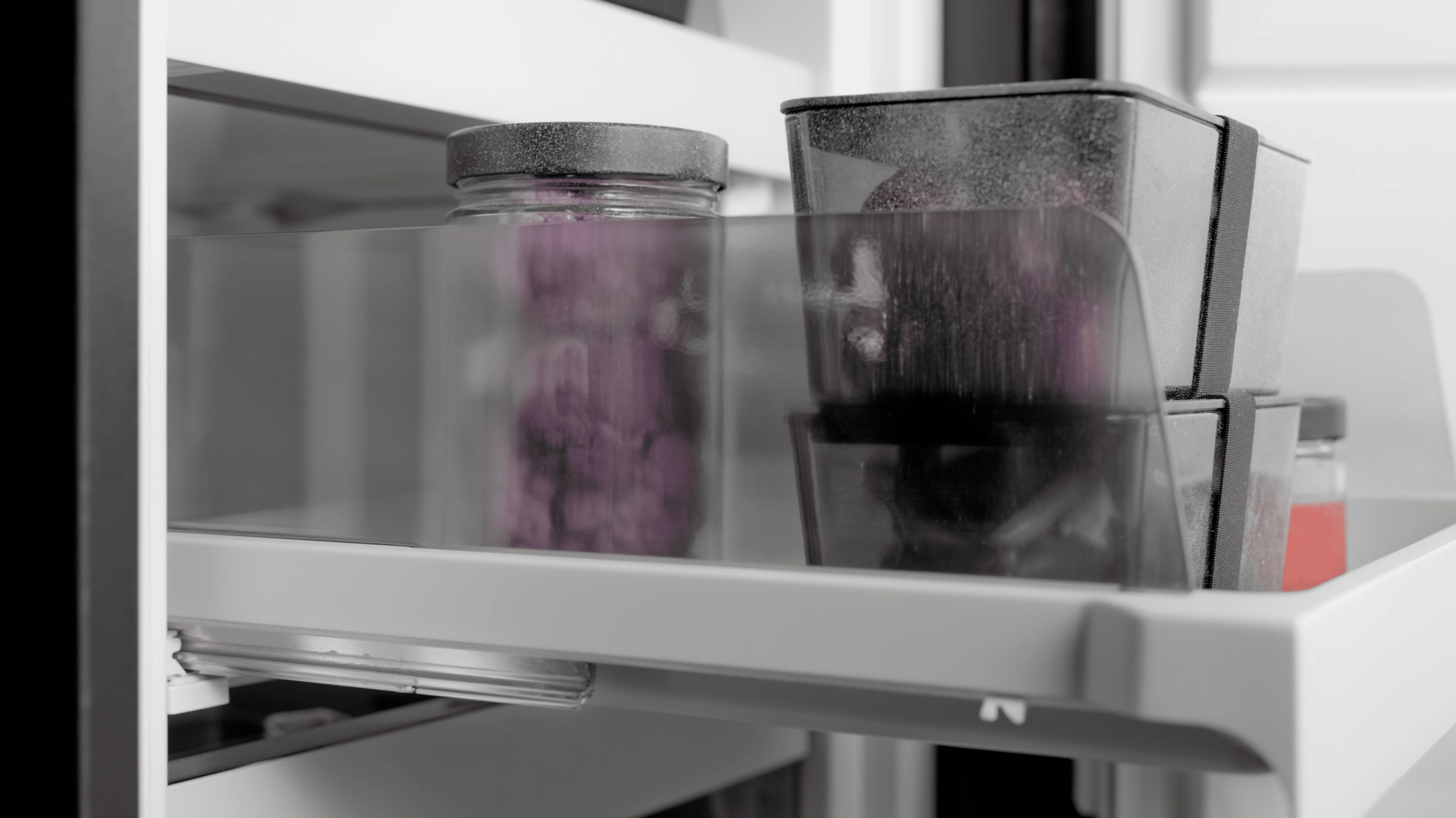 10 Inovativni BORA Cool frižider sa osvetljenim staklenim policama i pametnim sistemom za raspored hrane.