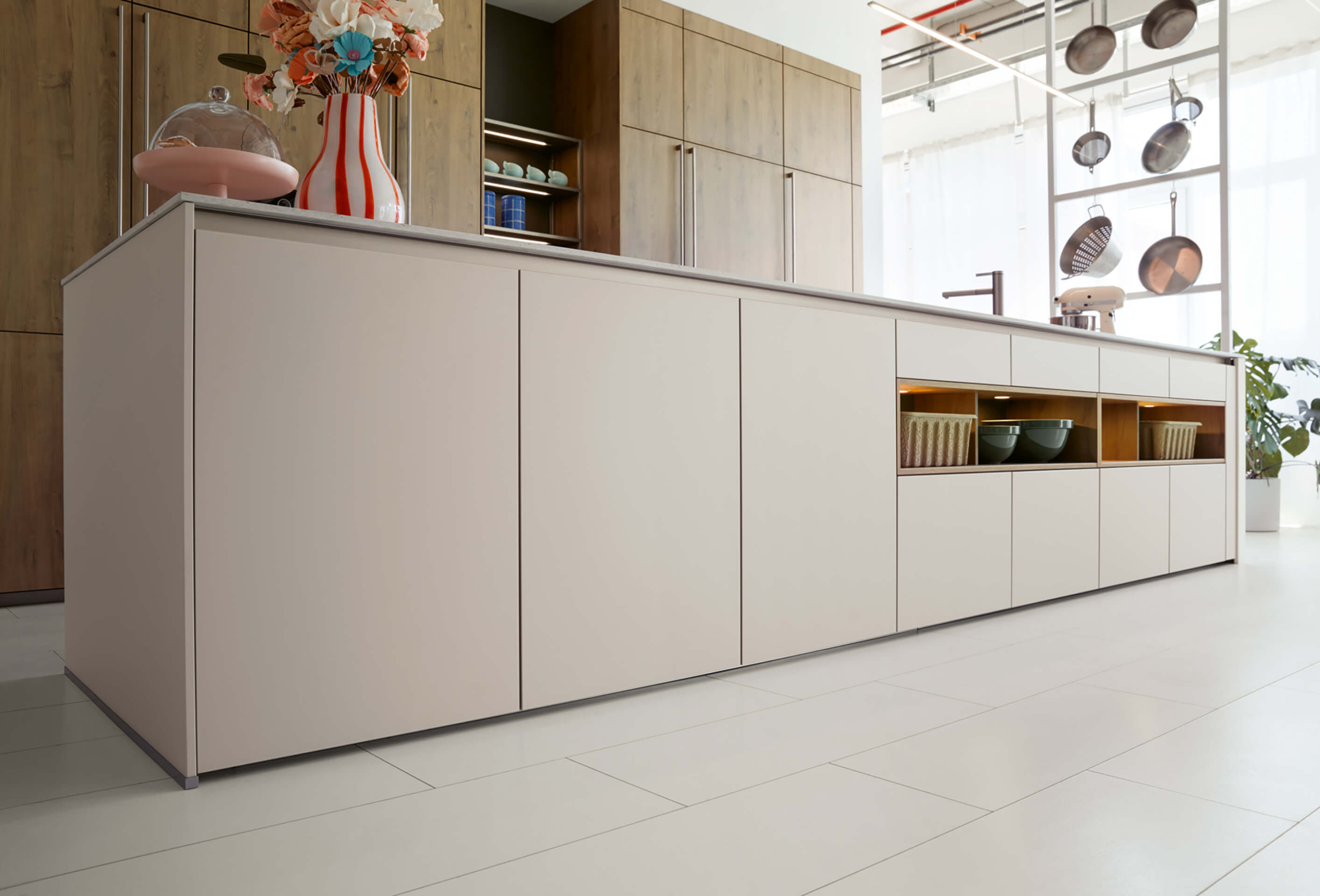 2 (1) Detalj kuhinjskog ostrva Schuller MODENA sa produženim frontovima koji kreiraju kvadratni izgled i otvorenim ugradnim policama sa strane.