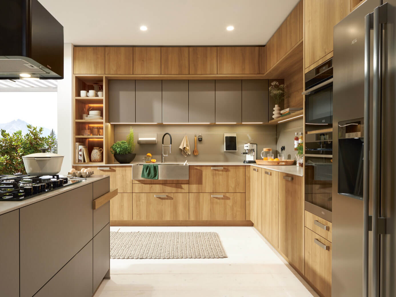 2 Kuhinja Schüller Bari kombinuje toplinu drveta i eleganciju modernih materijala za udoban svakodnevni život.