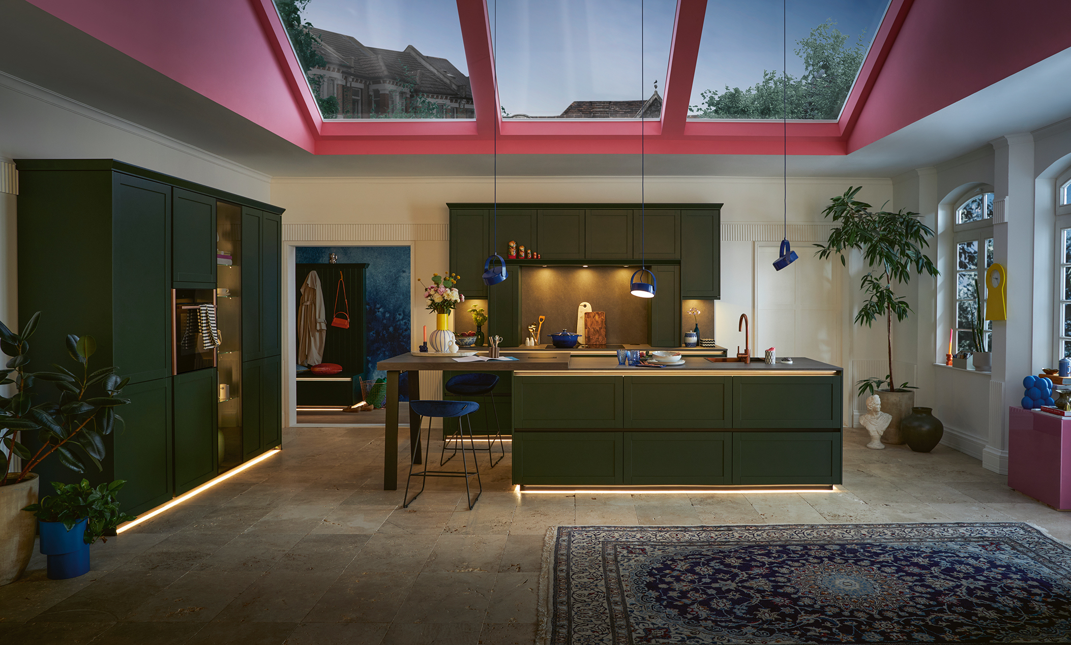 2 Ambijentalni prikaz Schuller NEWPORT kuhinje noću, sa uključenim linearnim i visećim osvetljenjem koje ističe zelene frontove.