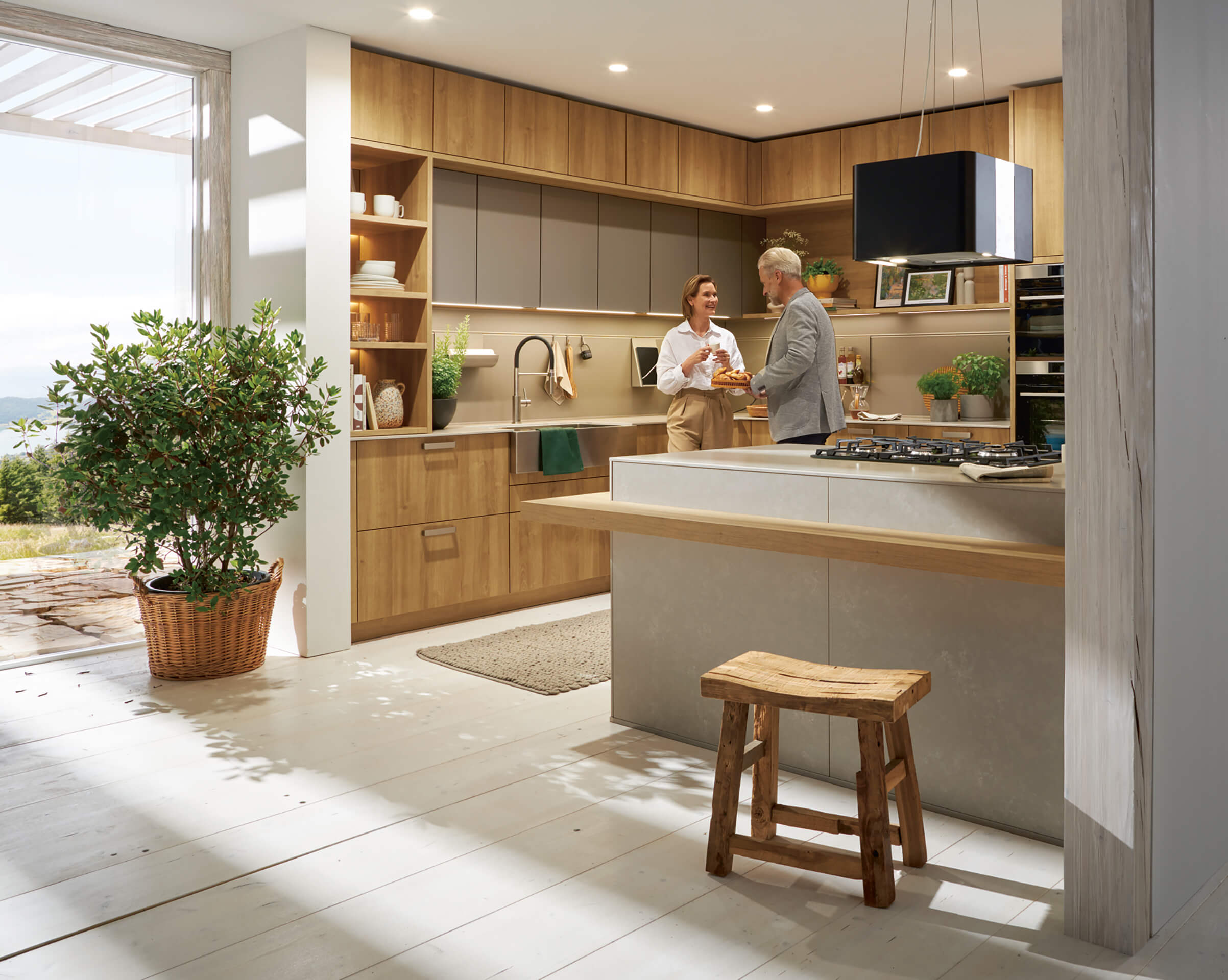 3 Schüller Bari kuhinja sa otvorenim policama i savremenim osvetljenjem, u toplom tonu prirodnog divljeg hrasta.