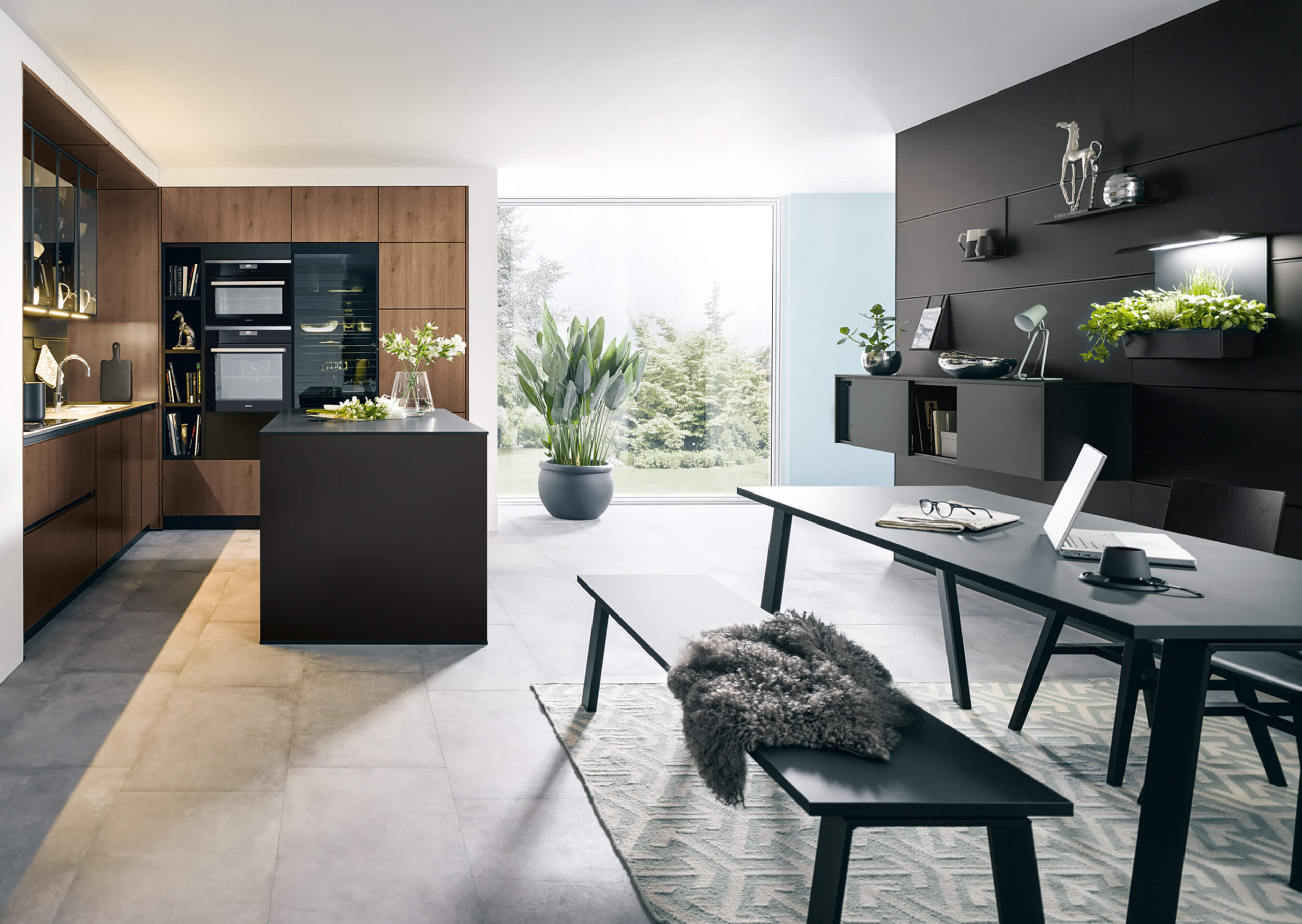 4 (1) Moderan dizajn Schuller MODENA kuhinje sa elegantnim kuhinjskim ostrvom i integrisanim policama.