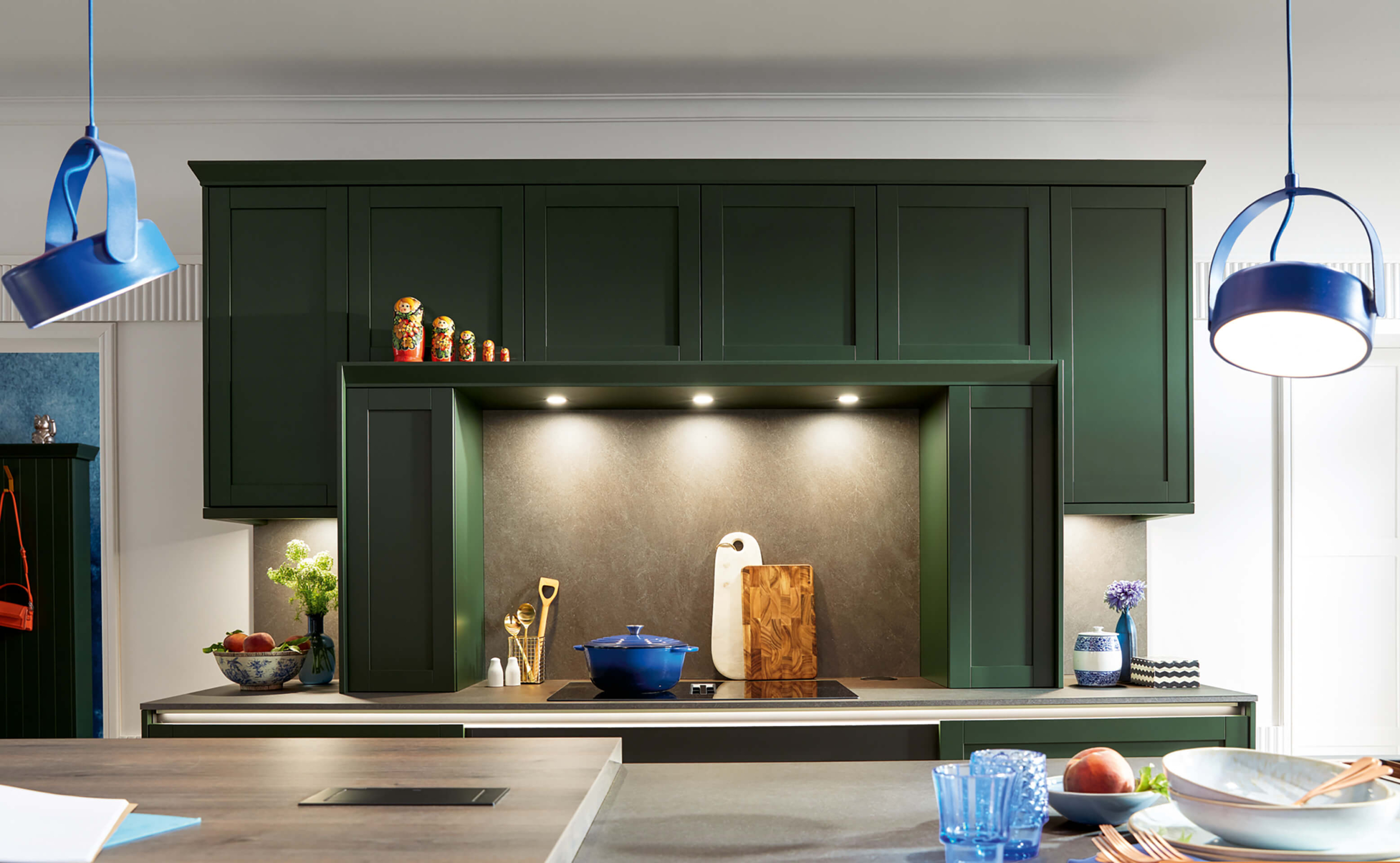 4 (1) Krupan plan osvetljene niše u Schuller NEWPORT kuhinji, sa pločom za kuvanje i pozadinom u dekoru bazalt grafita.