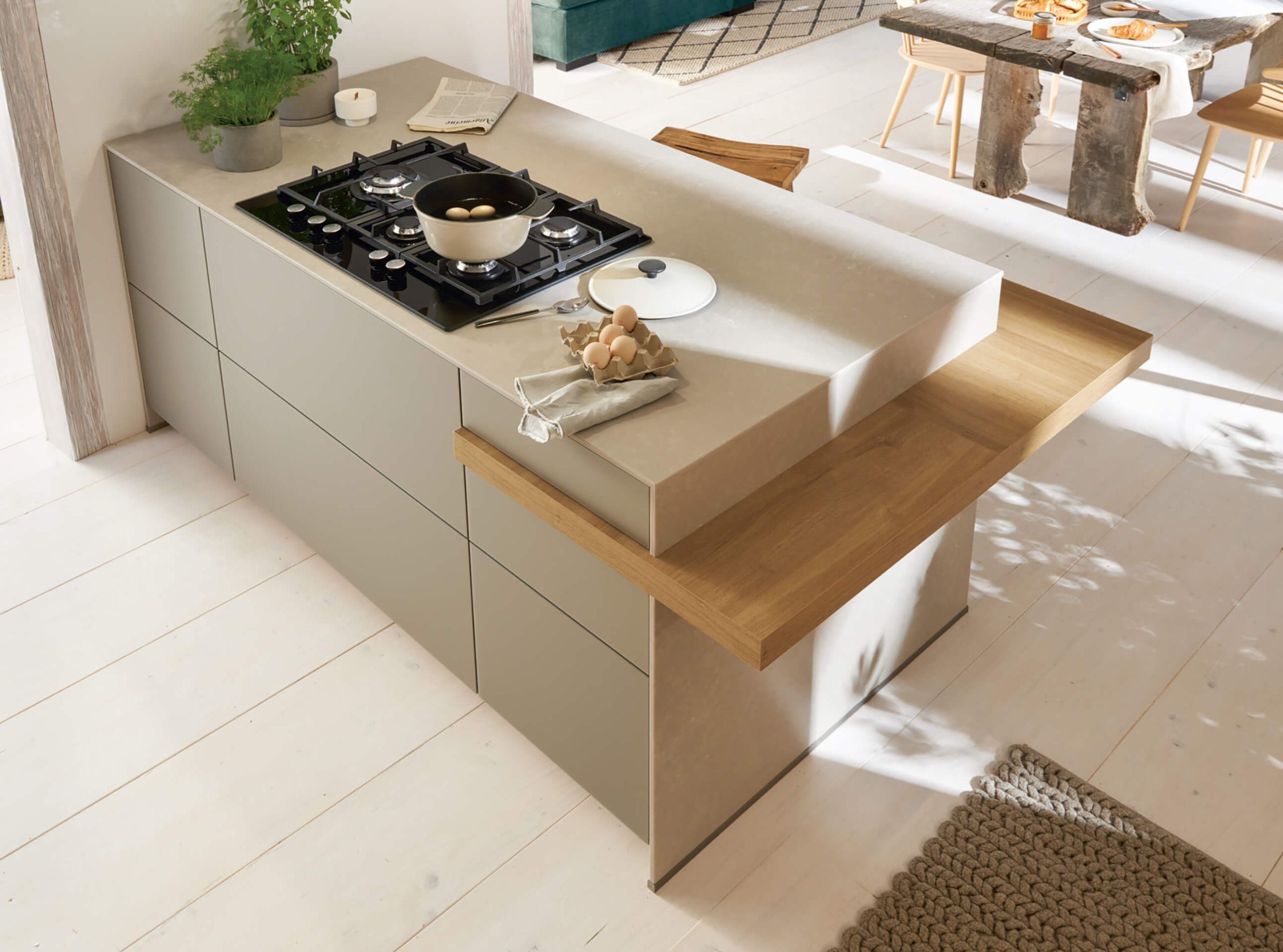 4 Kuhinjsko ostrvo iz kolekcije Schüller Bari sa Systemo kvarcnom radnom pločom, integrisanim gasnim pločama i dodatnom drvenom površinom za obedovanje.