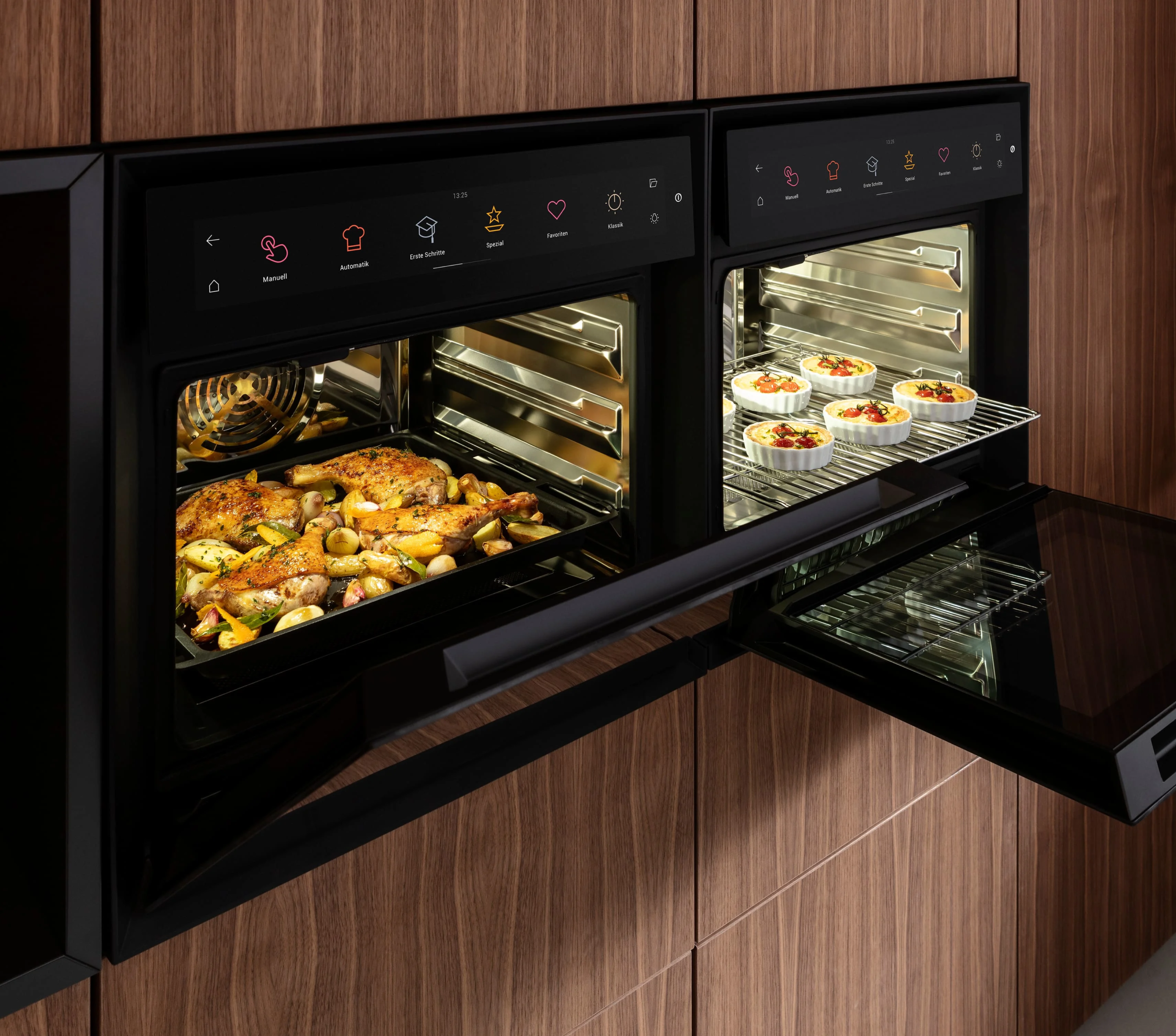 4 Dve BORA X BO rerne ugrađene u modernu drvenu kuhinju, prikazuju proces pečenja kolača i sufléa uz preciznu kontrolu na ekranu osetljivom na dodir.