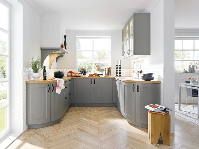 4 Schüller Canto kuhinja u sivoj boji ("satin lak") u obliku slova U, koja se ističe elegantnim zaobljenim ugaonim elementom.