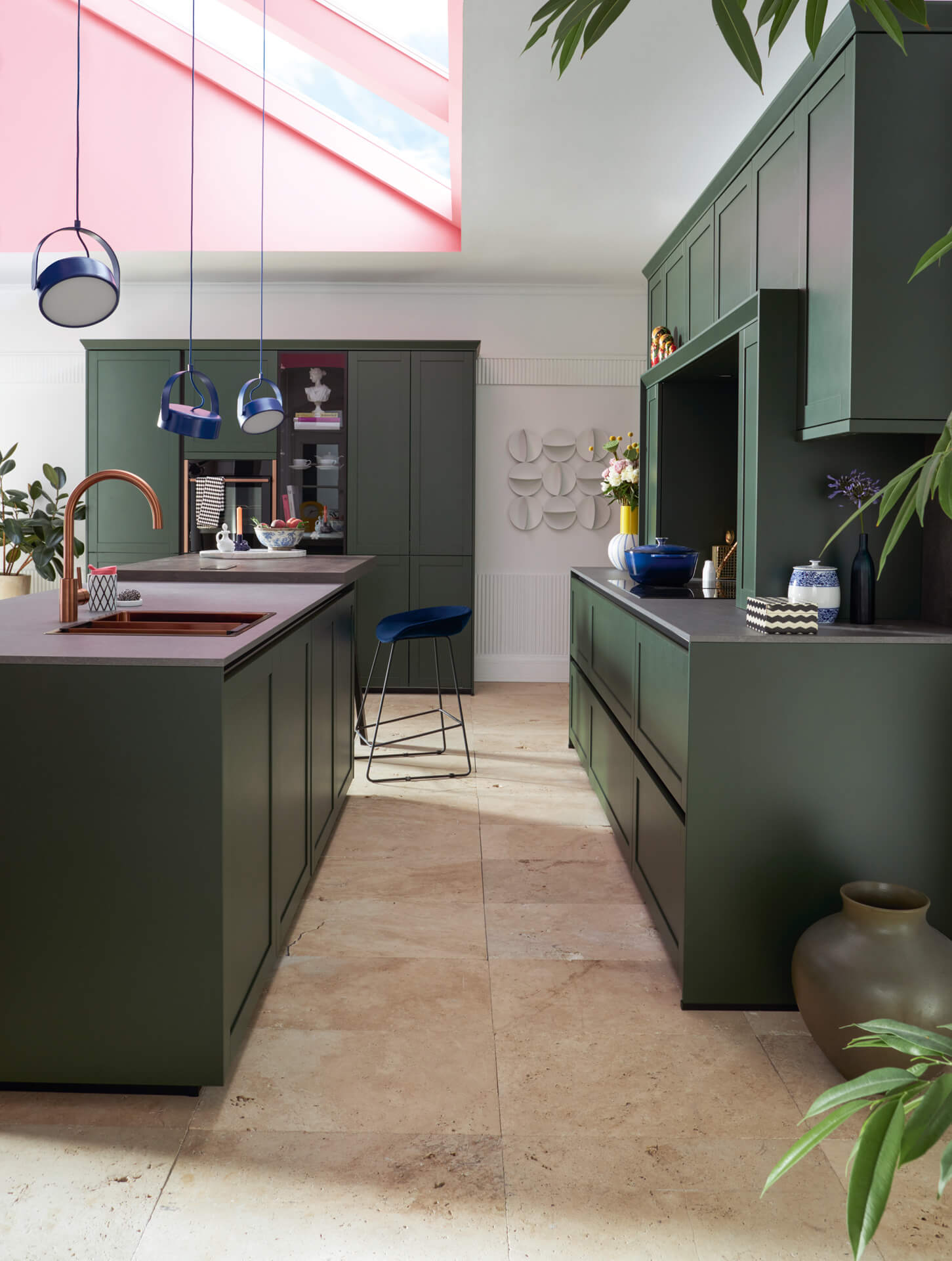 5 (1) Pogled sa strane na kuhinjsko ostrvo Schuller NEWPORT, sa frontovima sa okvirom, barskom stolicom i bakarnom slavinom.