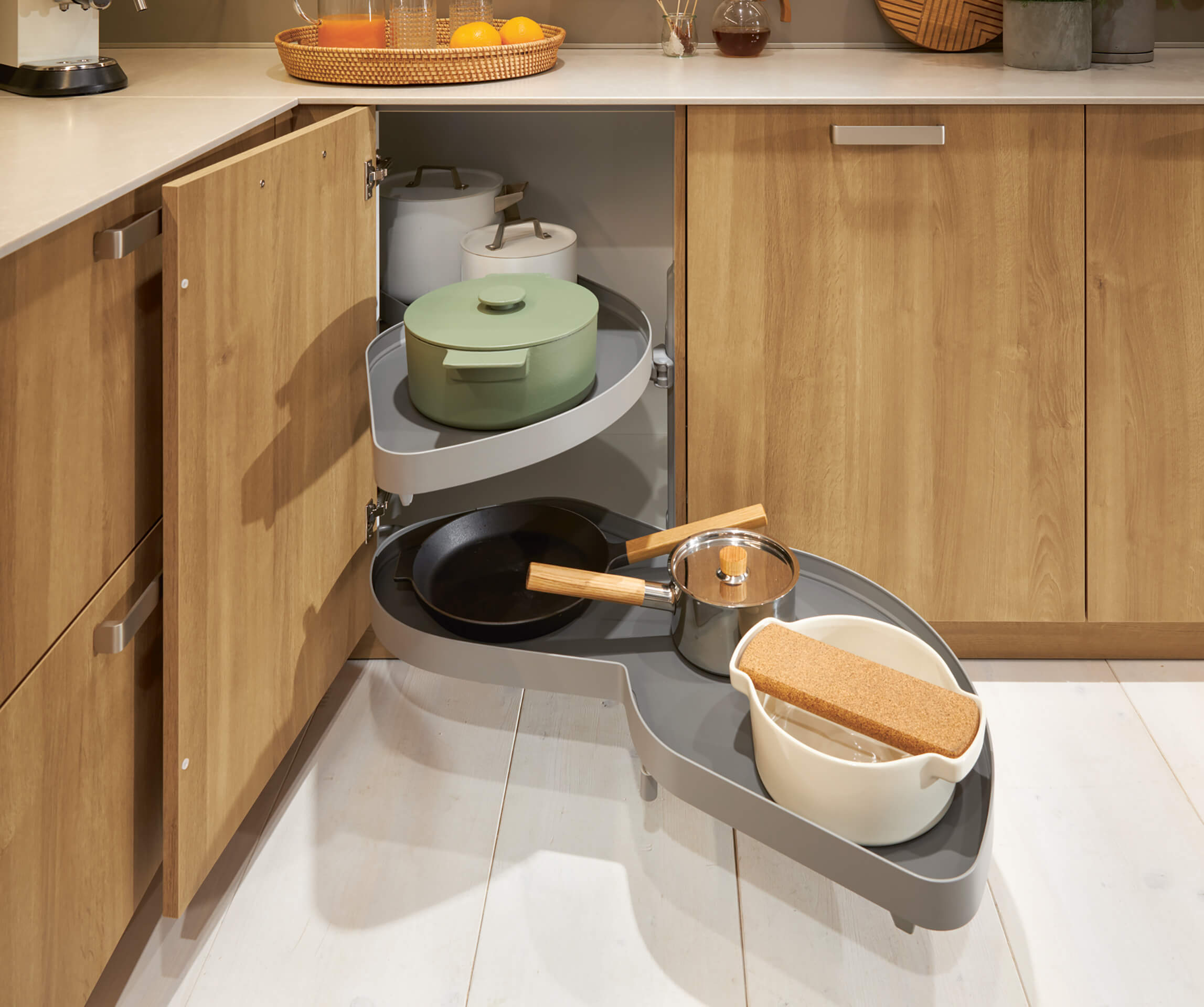 5 Unutrašnji ugaoni element LeMans u Schüller Bari kuhinji – pametno rešenje za odlaganje posuda i tiganja sa potpunim pristupom i elegantnim dizajnom.