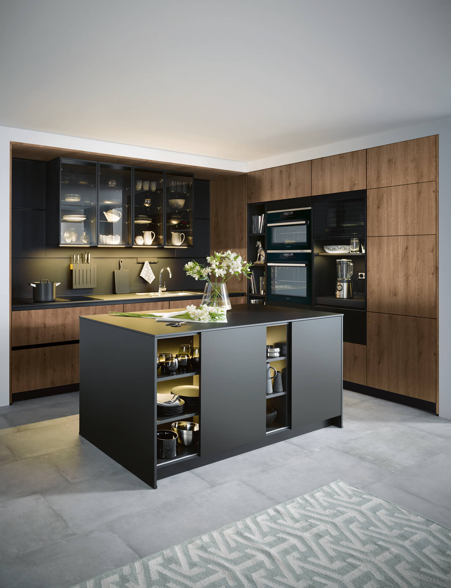 6 (1) Prikaz skrivene ostave u Schuller MODENA kuhinji, sa otvorenim vratima koja otkrivaju funkcionalne unutrašnje police.