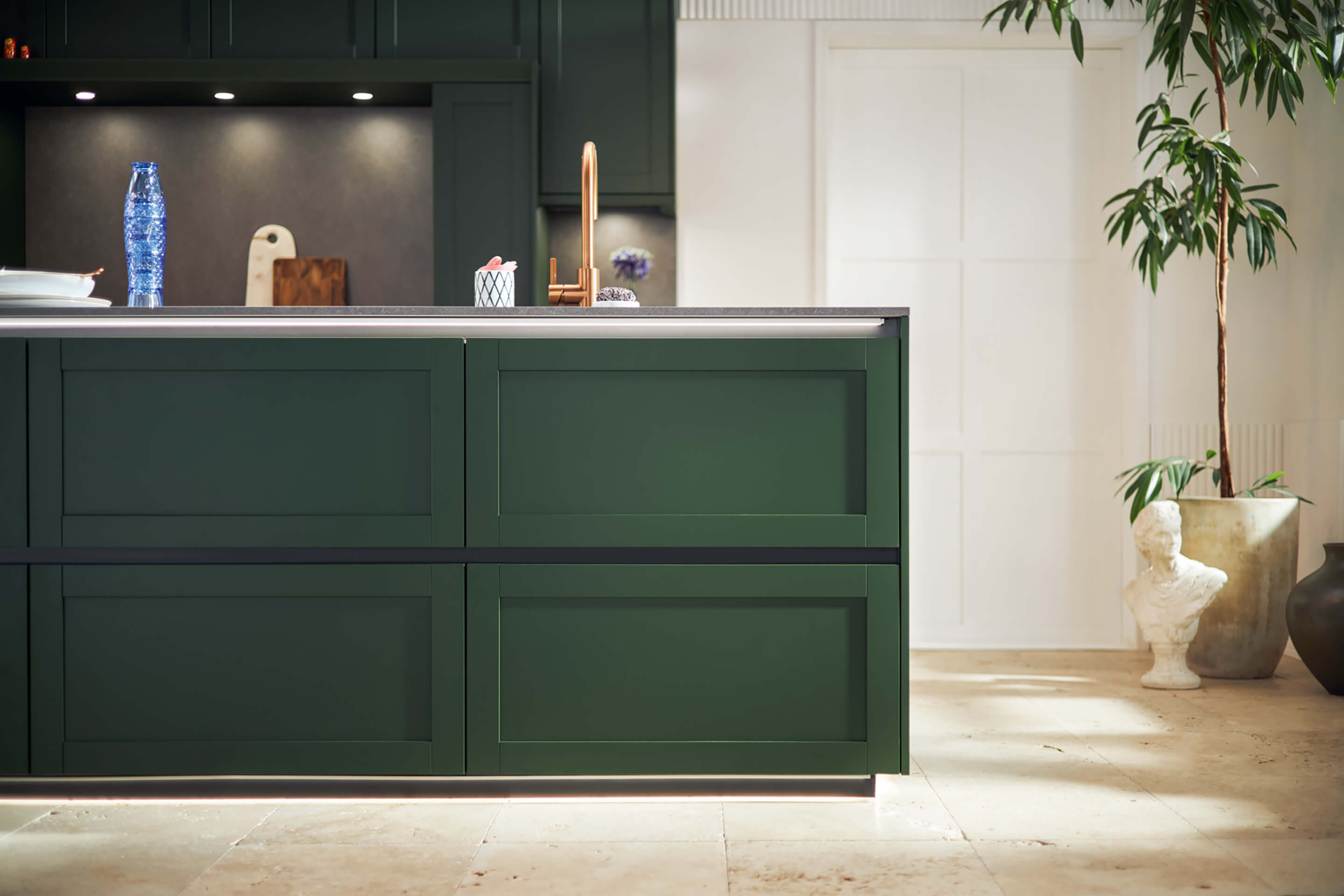 6 (1) Detalj fioka na kuhinjskom ostrvu Schuller NEWPORT, koji prikazuje frontove sa udubljenom tehnikom izrade u mat saten laku.