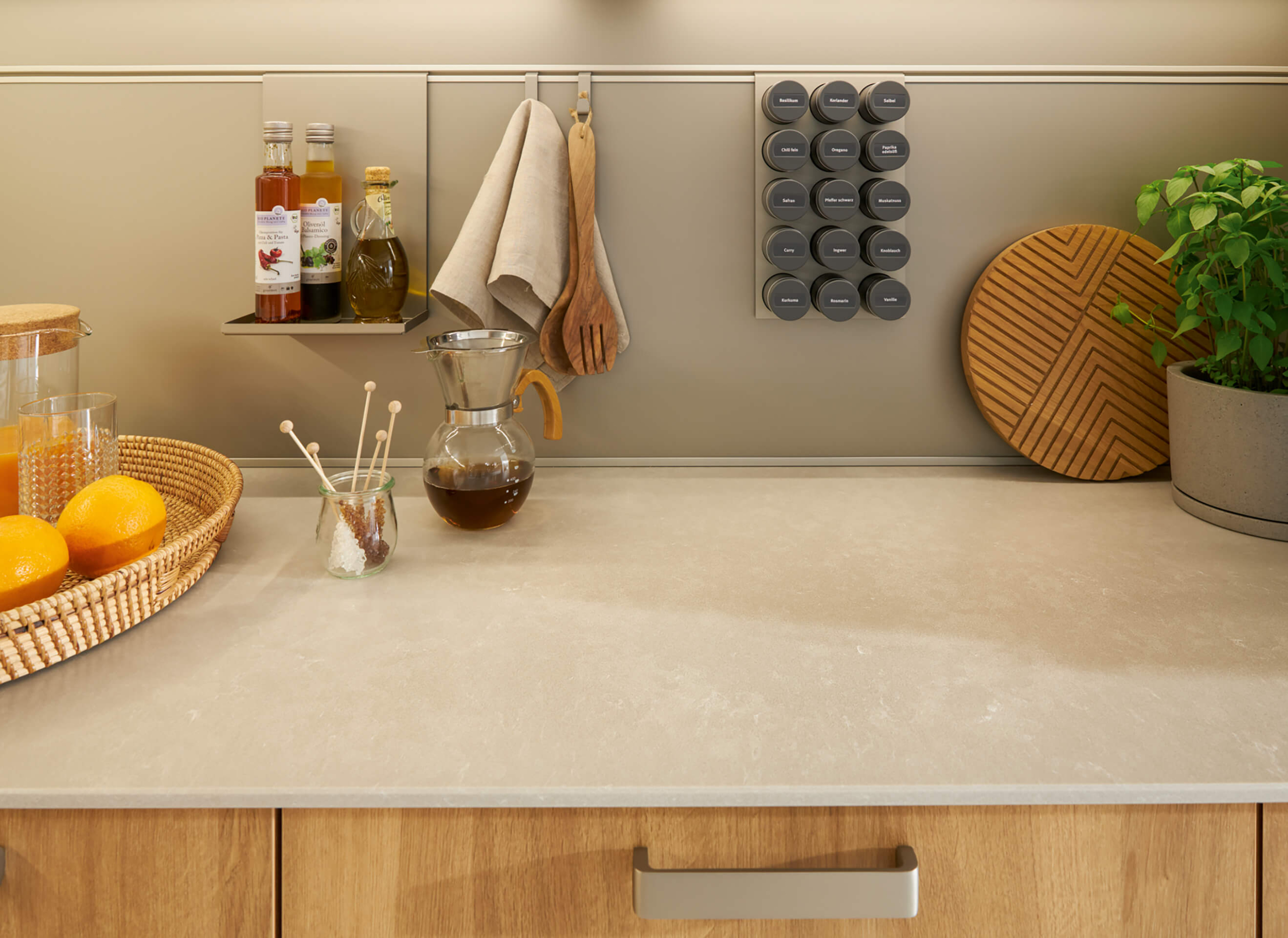 6 Schüller Bari – savremena kuhinja u efektu prirodnog hrasta sa vrhunskom funkcionalnošću i dizajnom.