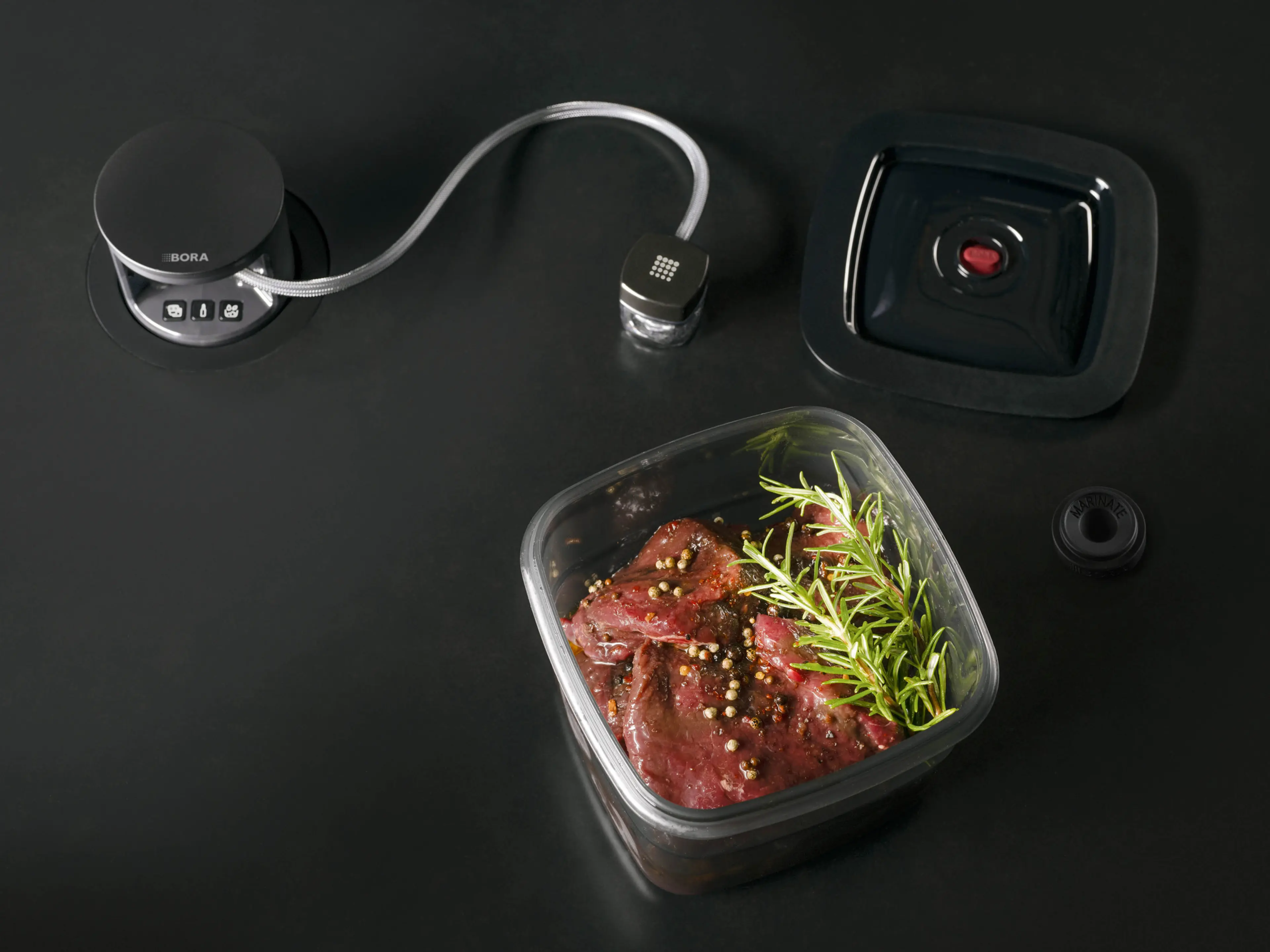 6 BORA QVac crni ugradni aparat sa vakuumskom posudom, minimalistička crna radna površina.