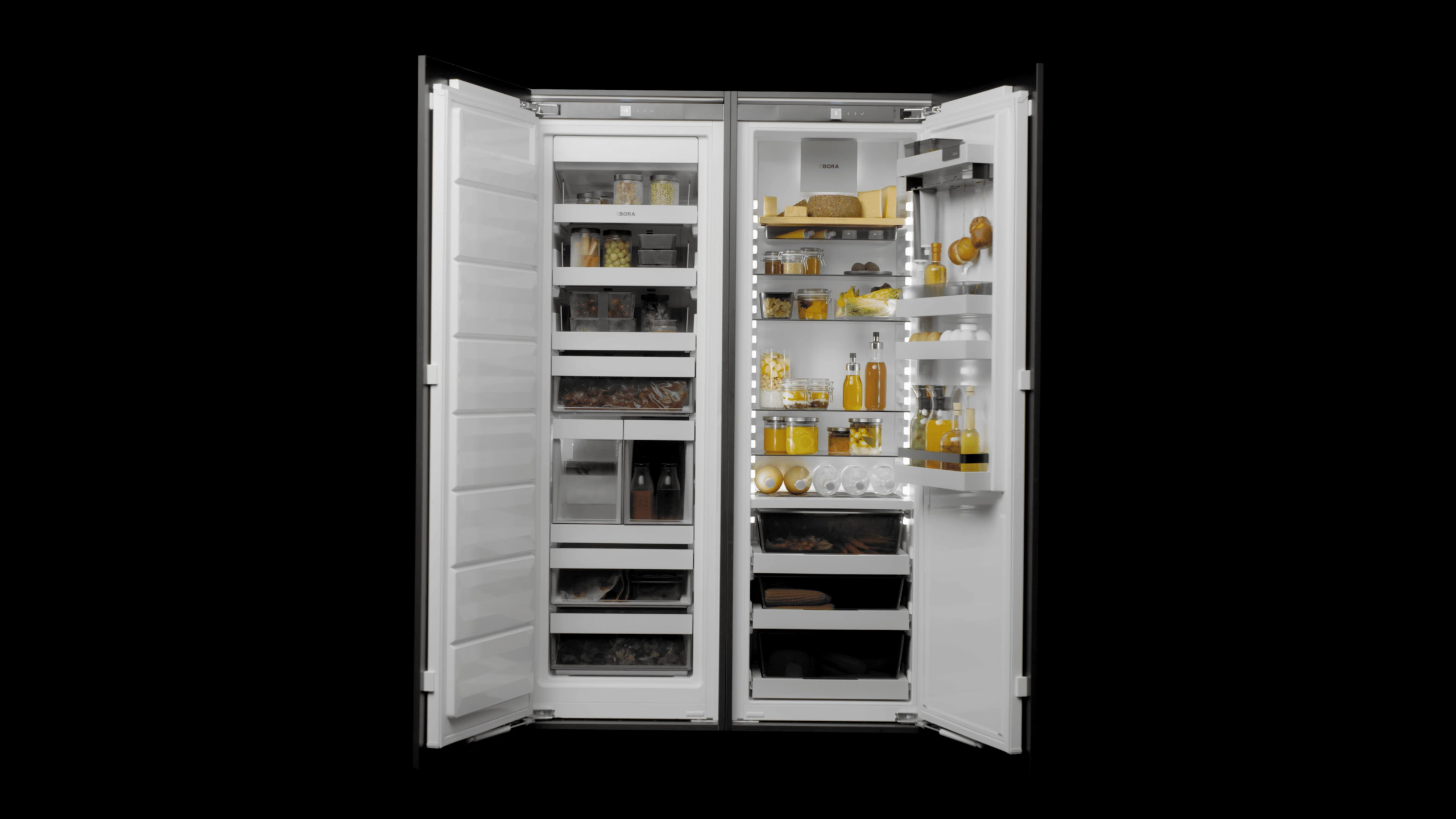 6 Pogled na kompletan BORA Cool sistem sa dvostrukim vratima – frižider i zamrzivač u kombinaciji, sa pažljivo raspoređenom hranom i pićima.