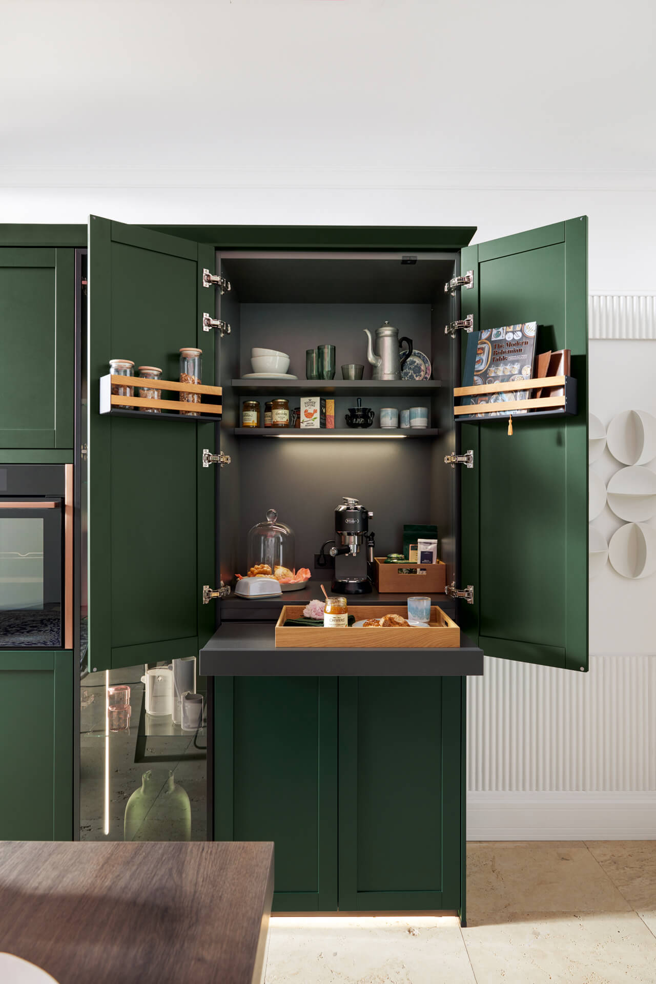 7 (1) Otvoren višenamenski ormarić Schuller NEWPORT kuhinje, koji služi kao stanica za doručak sa aparatom za kafu i unutrašnjim policama.