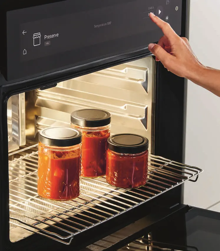 8 BORA X BO rerna sa funkcijom pasterizacije – staklene tegle sa sosom pažljivo zagrevane na konstantnoj temperaturi.