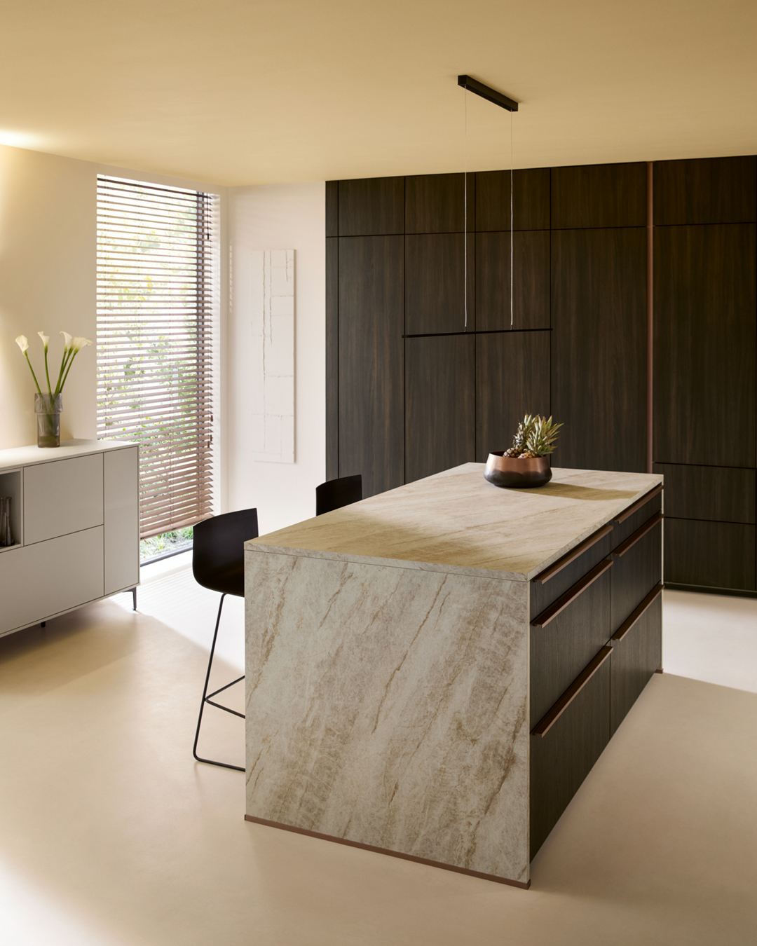 IG_Carousel_VAR-K833-Eiche-siena_3 Pametno rešenje za odlaganje u Schüller Varese kuhinji: ugaoni ormar sa elegantnim, sklopivim vratima (folding door) u "Sinhropor" hrast Sijena finišu.