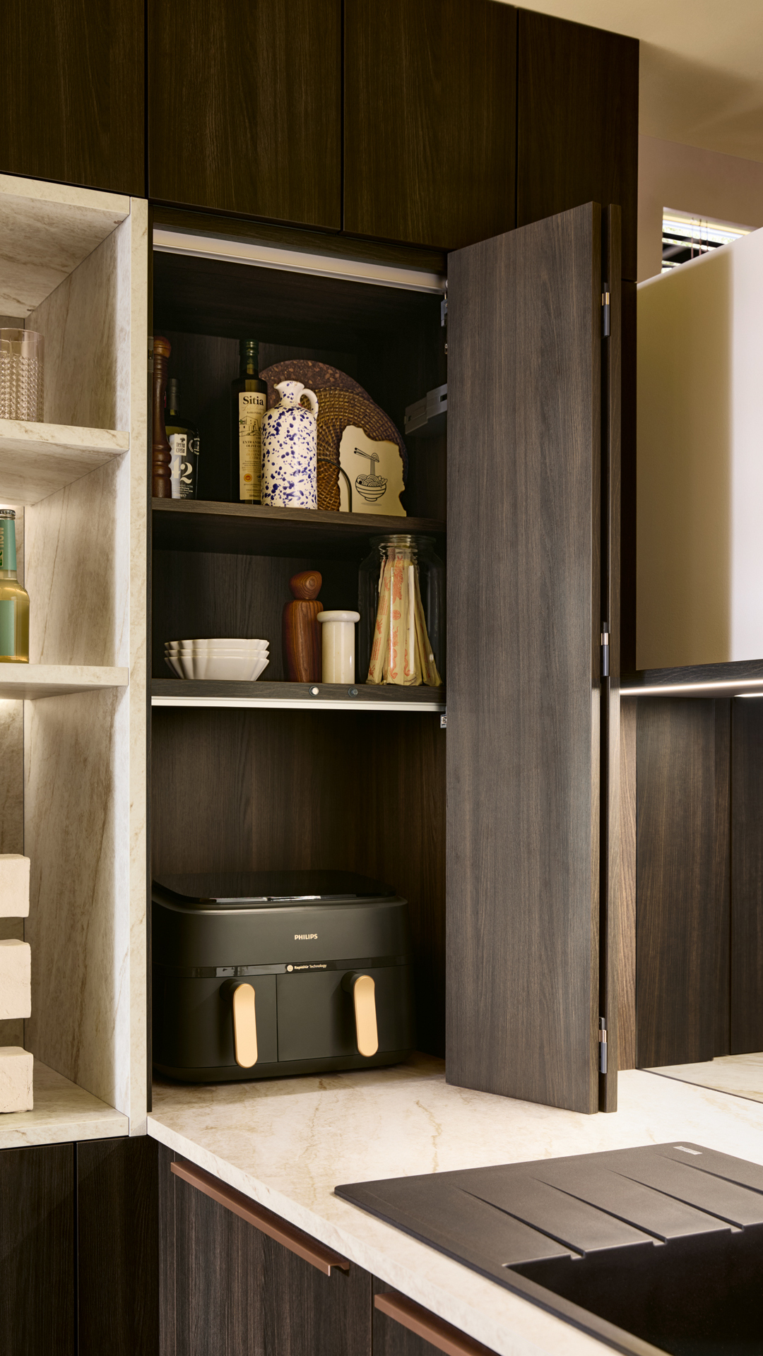 IG_Story_VAR-K833-Eiche-siena_6 Pametno rešenje za odlaganje u Schüller Varese kuhinji: ugaoni ormar sa elegantnim, sklopivim vratima (folding door) u "Sinhropor" hrast Sijena finišu.
