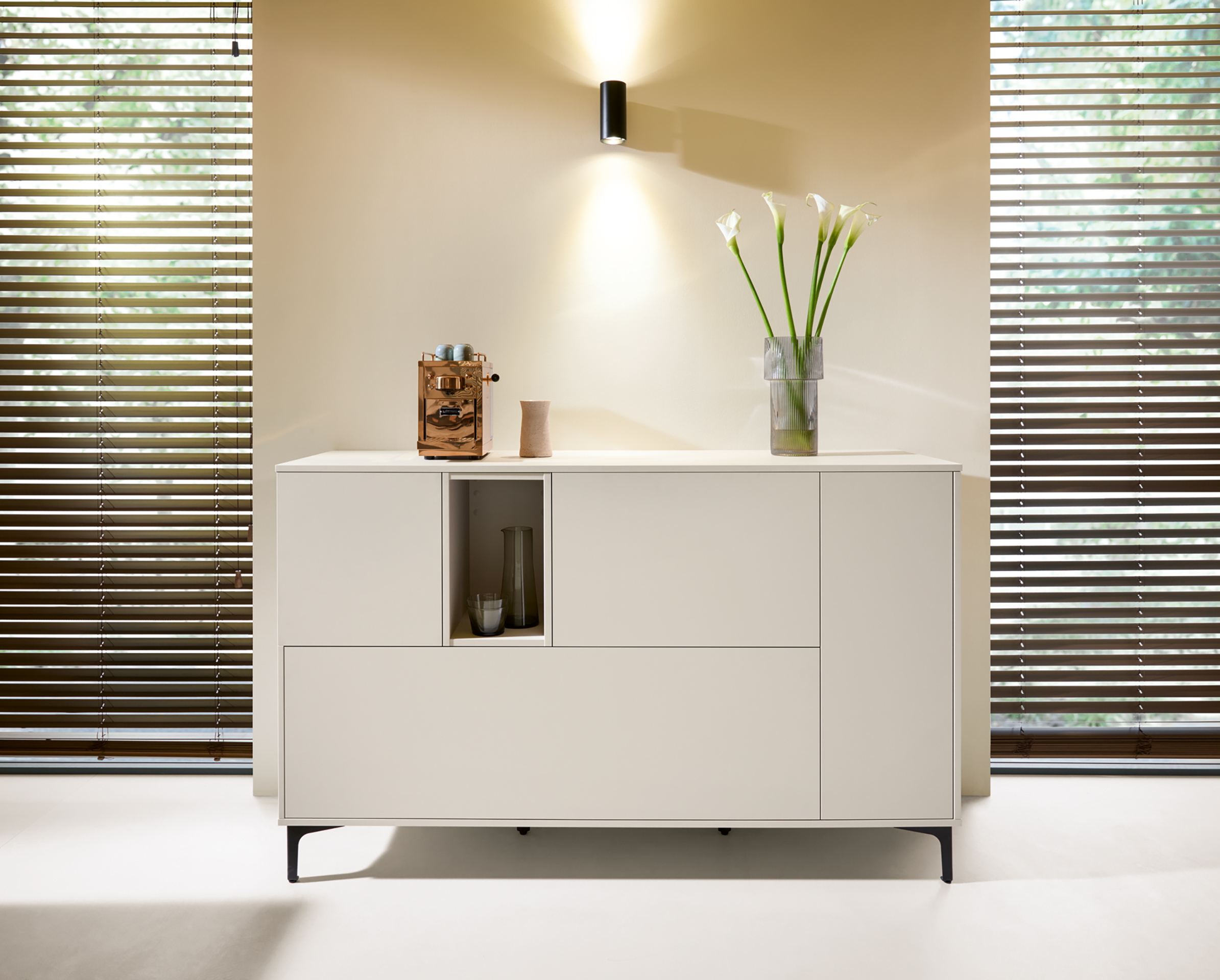 MAT-L212T_Sideboard-1_2026 Jedinstvena Schüller Varese niša od ogledalo stakla koja vizuelno proširuje prostor i reflektuje svetlost.