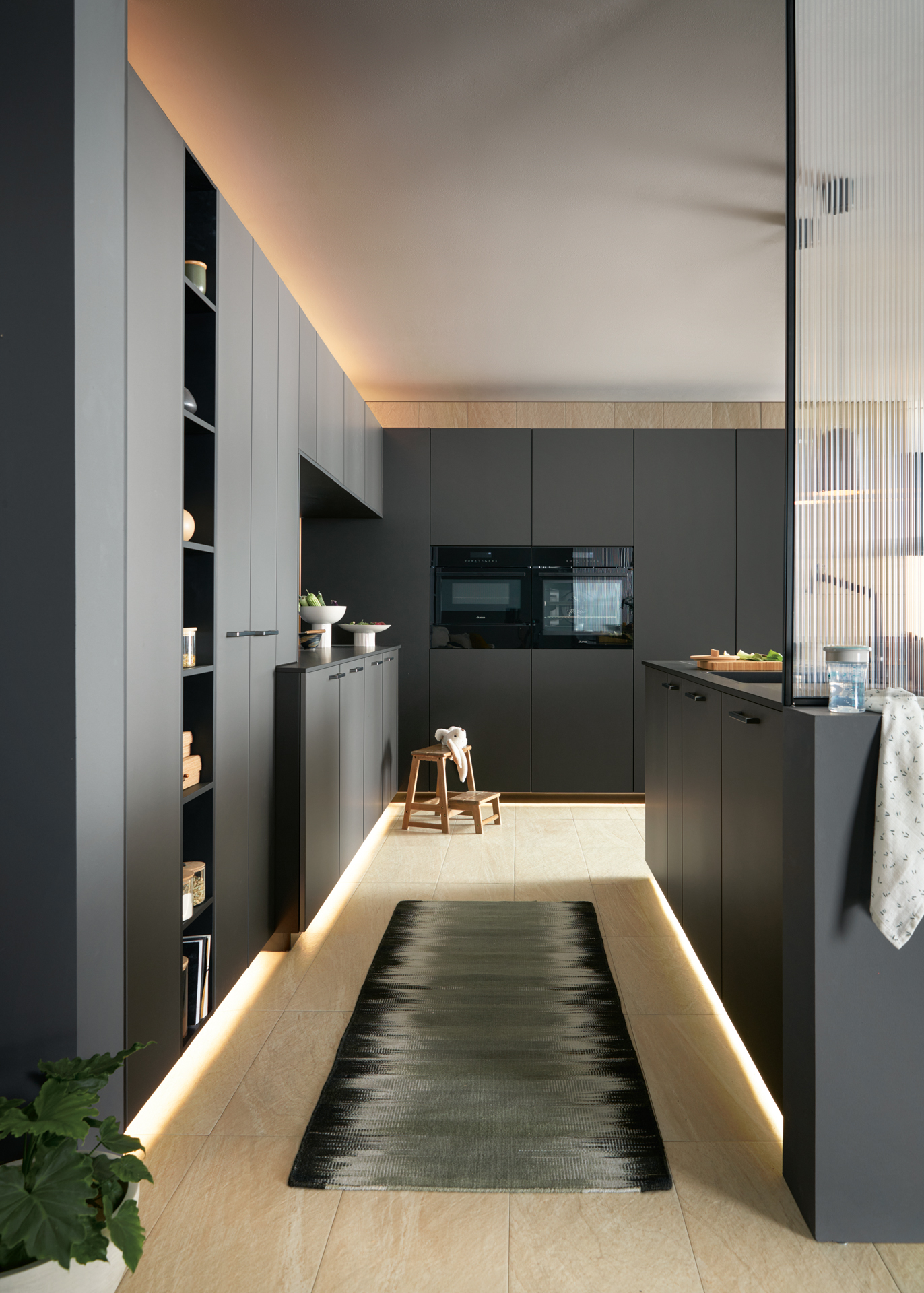 SGM-A112_FMA-L187U_GS_2023 Linearna Schüller Smartglas matt kuhinja u "Onyx black AFP" finišu, sa ugradnim aparatima i purističkim dizajnom.