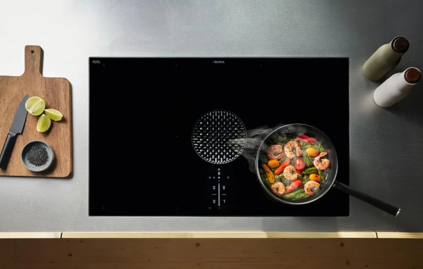 dnvd58lmpglchizmseuz Kompaktni sistem BORA X Pure kombinuje ploču za kuvanje i aspirator u jednom elegantnom uređaju.