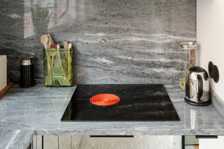 hrt03im3yefkuycbtkcg BORA S Pure ploča ugrađena u radnu površinu od sivog mermera, sa crvenim ventilacionim otvorom i minimalističkim detaljima.