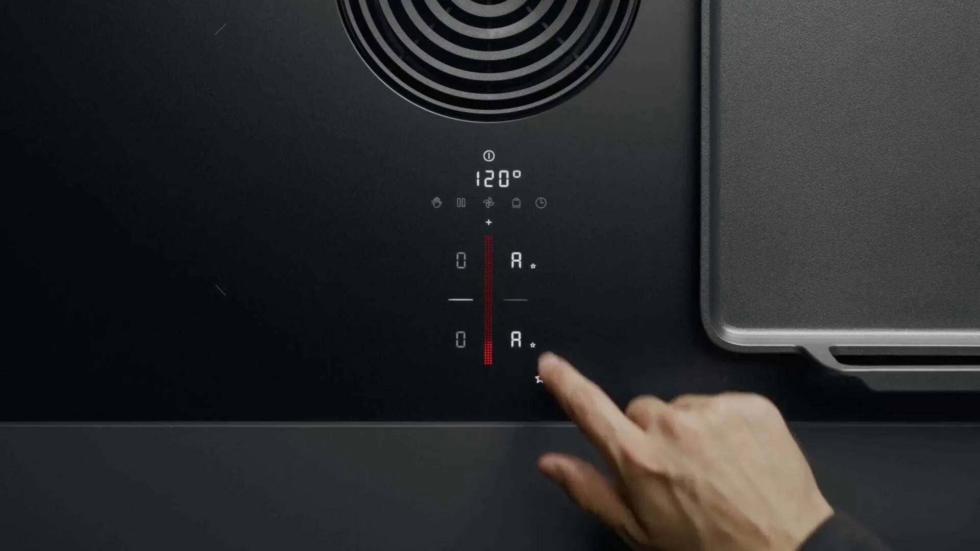 kh6txjadcpf0cxbapwkc Ruka podešava temperaturu na dodirnoj kontrolnoj tabli BORA M Pure sistema, sa centralnim ventilacionim otvorom.