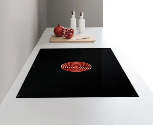 lvlhgwdxm8vwpsadwoul BORA Pure indukciona ploča sa aktiviranom zonom grejanja i minimalističkim dizajnom radne površine.