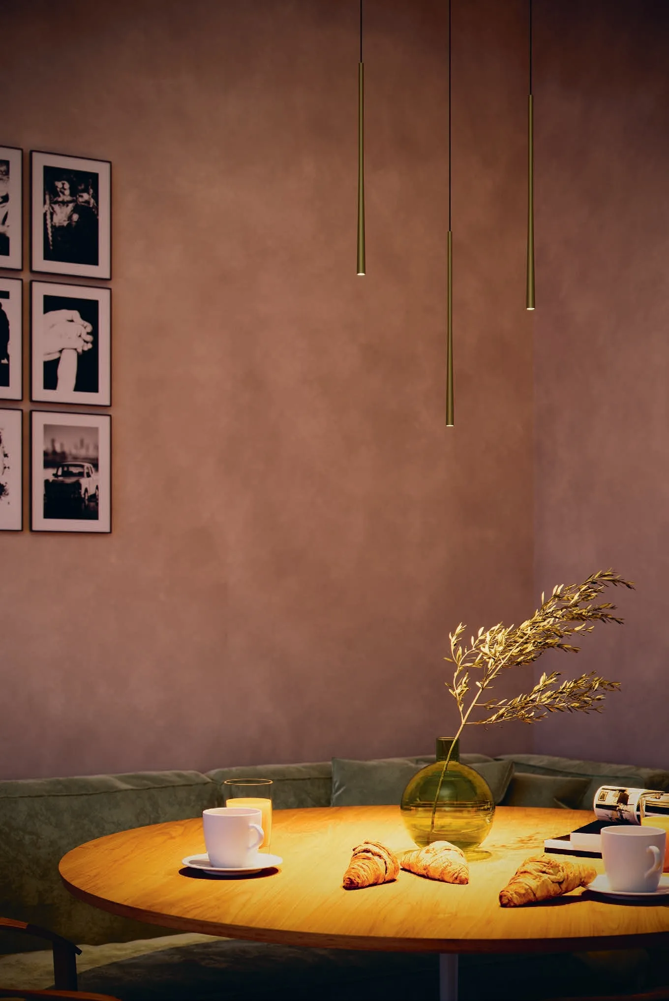 mohmi0m0i7oglnylj24u BORA STARS Vertikal lampe iznad okruglog drvenog stola sa toplim ambijentalnim svetlom i minimalističkim detaljima u enterijeru.