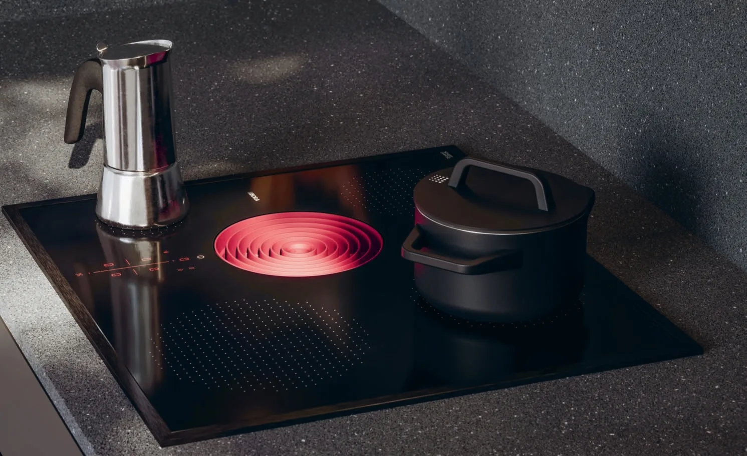 o5shavxg2oqtj6rsr5p4 BORA S Pure ploča u kuhinji od tamnog kamena, sa crvenom mlaznicom aspiratora i kuvalom za kafu i šerpom.