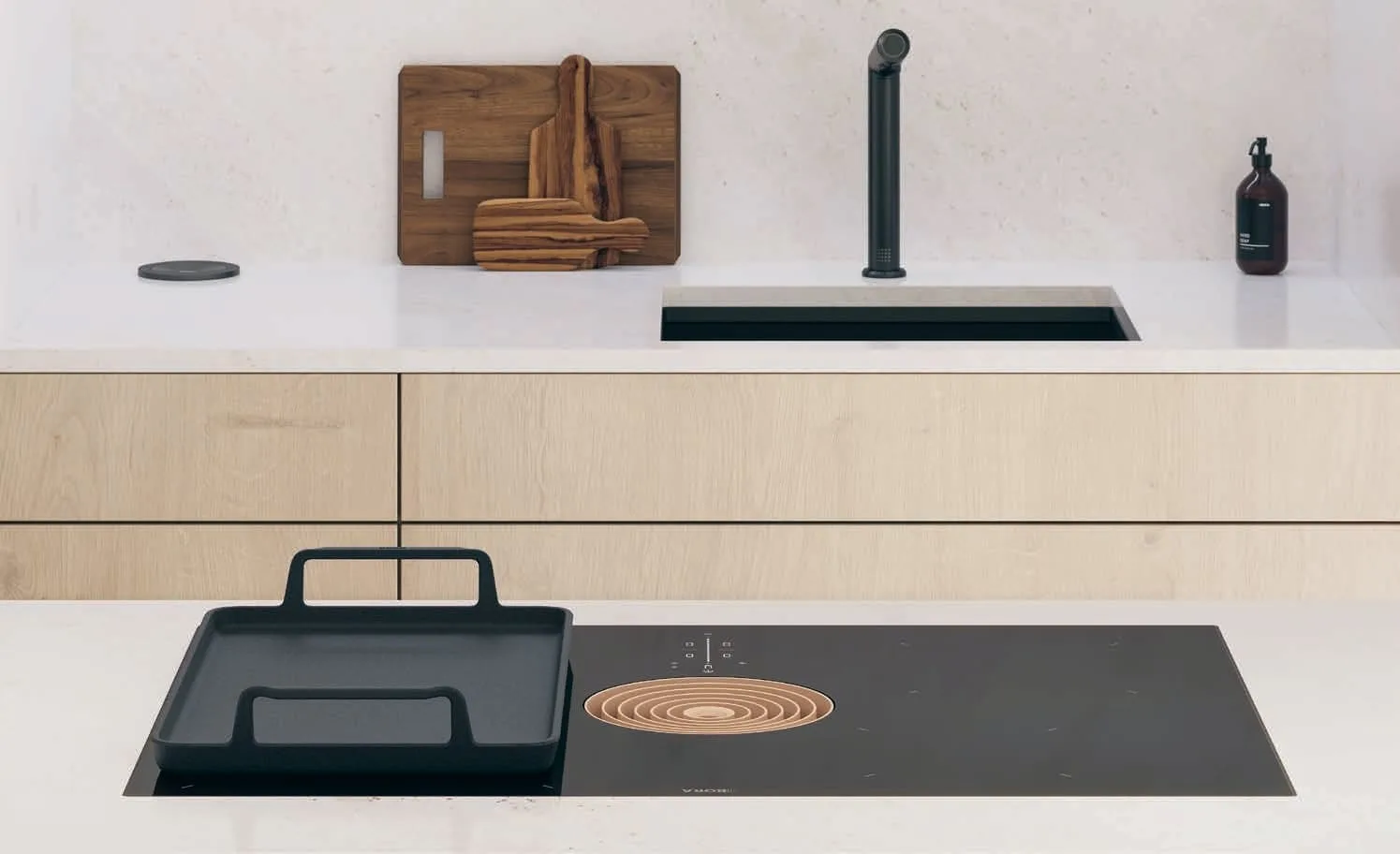 ypekzijubqbgghfjczb1 BORA M Pure ploča u svetloj kuhinji, prikaz funkcionalnih zona sa bakarnim detaljima i preciznim LED klizačem.